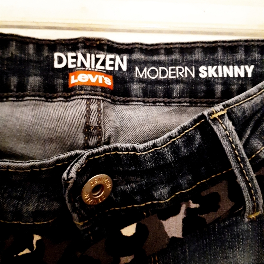 Distressed Levi's - Picture 2 of 10